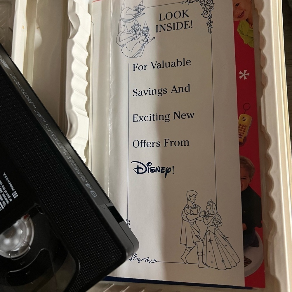 Vintage Disney Princess VHS Bundle featuring Sleeping Beauty and Snow White - Picture 7 of 7